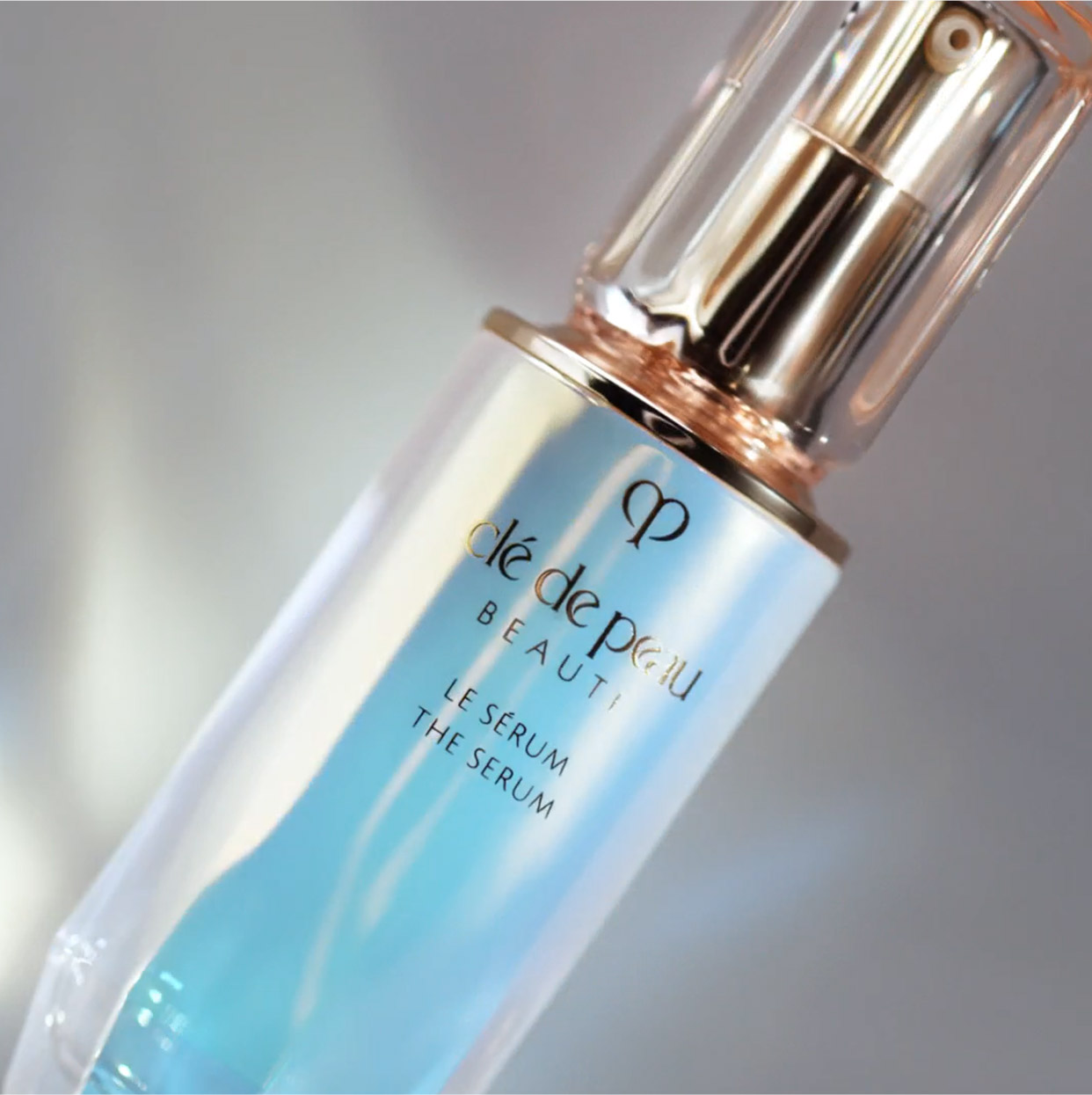 Cle De Peau Beaute The Serum เนื้อสัมผัสนุ่มเนียนดุจแพรไหมสุดหรูหราซึมซาบลงสู่ผิวพรรณในทันที